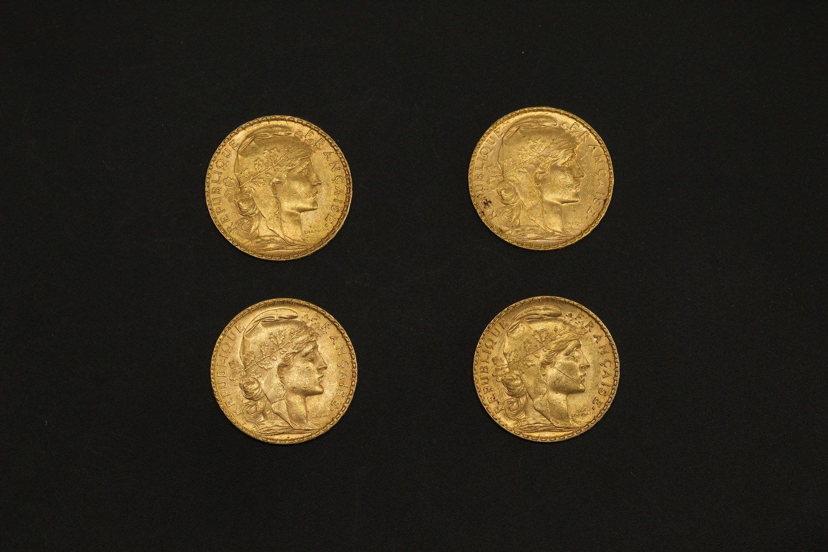 Null Quatre pièces en or de 20 francs Coq 1905.

1905 (x4).



Poids : 25.80 g -&hellip;