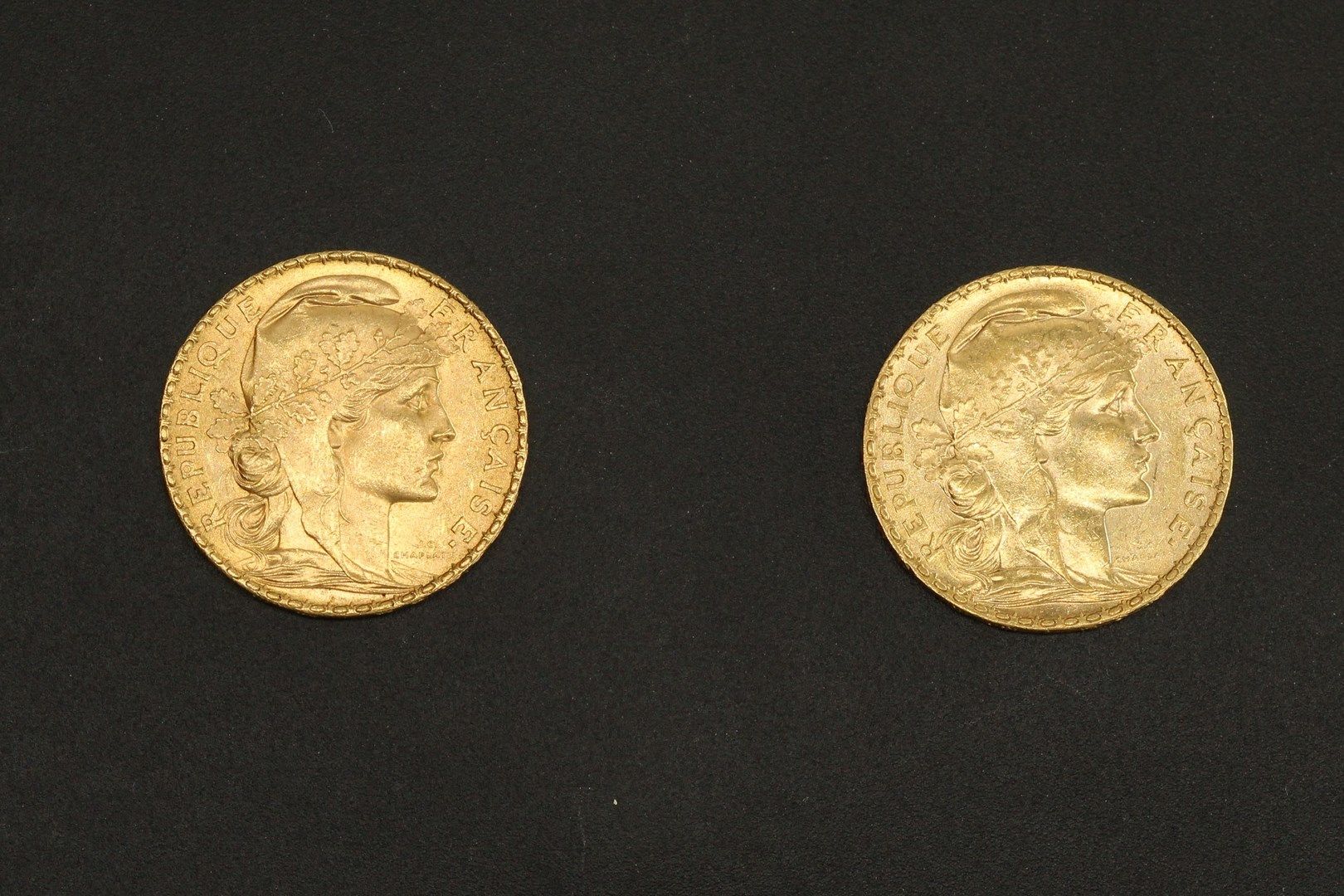 Null 两枚20法郎金币 Coq "Dieu protège la France" 1899。

1899 (x2).



重量：12.90克 - VG至V&hellip;