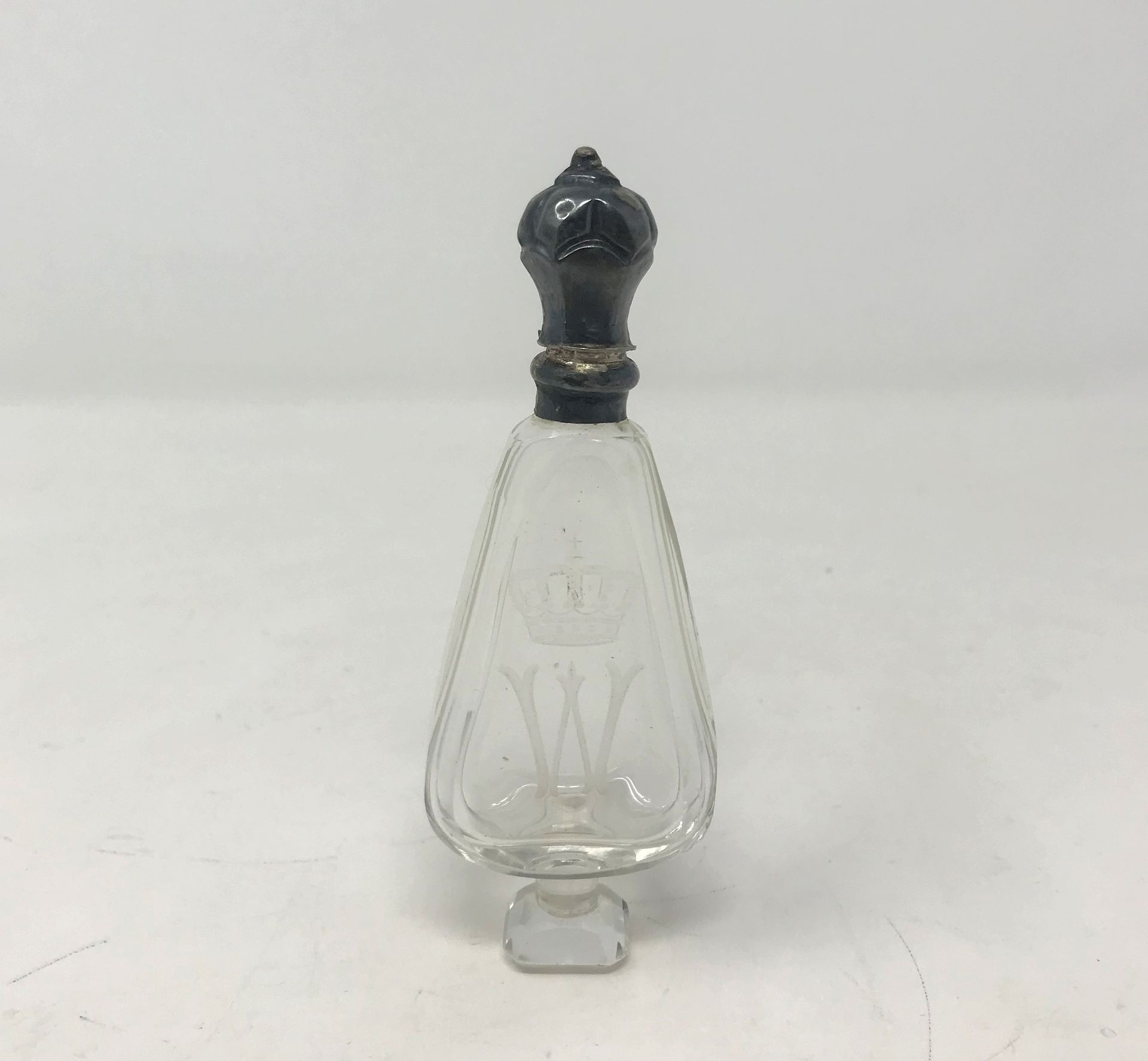 Null 水晶盐瓶，刻有一个W，上面有一个王子的皇冠，脚上有一个八角形的底座。银色塞子（小的凹痕）。 19世纪。

高度：14厘米 - 毛重：44.40克。存在&hellip;
