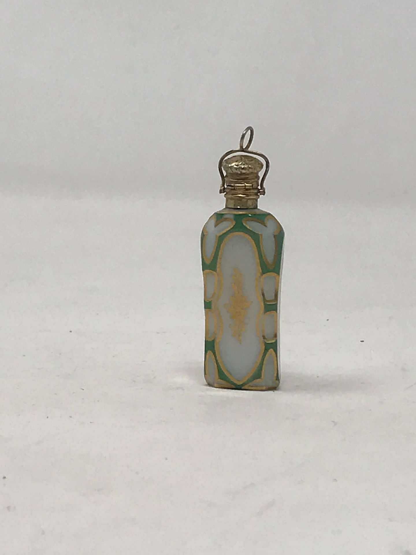 Null Flacon à sels pendentif en opaline overlay pâte de riz doublée verte taillé&hellip;