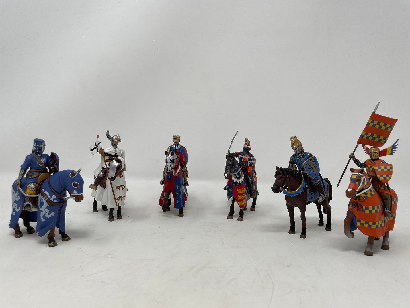 Null Varios modernos: Caballeros medievales con armadura y caballos de torneo - &hellip;