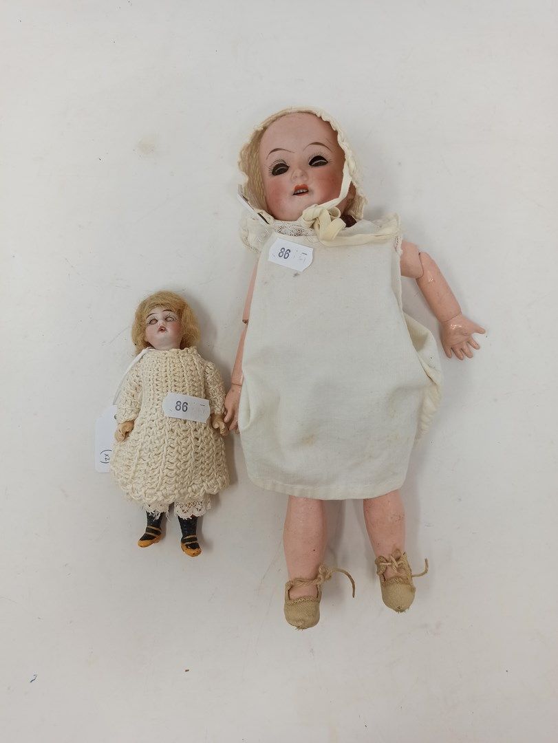 Null 德国娃娃，头部为平纹，张着嘴，标有 "STH "字样的原始关节身体，高=25厘米。

微型玩偶，身体是复合材料，高=10厘米。