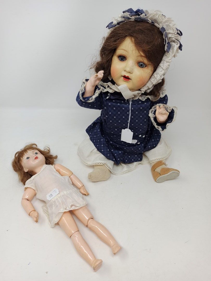 Null Due bambole, testa di cartone, tra cui una bagnante degli anni '30, H=44cm &hellip;