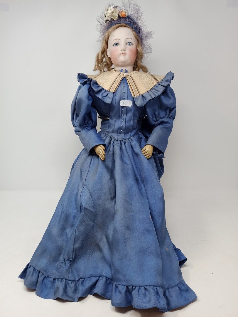 Null 巴黎人类型的娃娃，头部是由François GAULTIER制作的，闭着嘴，固定的蓝色眼睛，标有 "6"，身体是带夹层的铰接式皮肤，时尚的衣服，高=5&hellip;