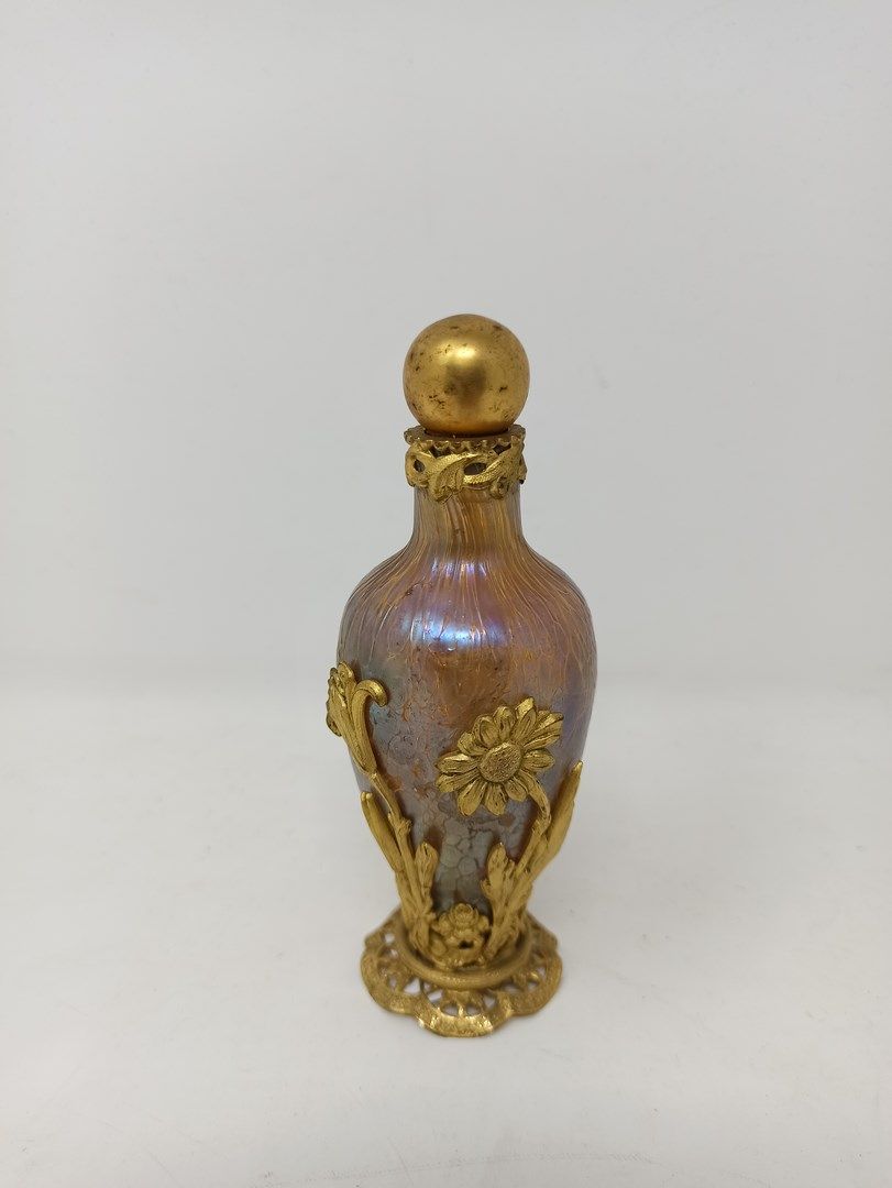 Null LOETZ(的味道)

五彩玻璃香水瓶，镀金金属框架，装饰有花朵的镂空底座，软木塞在镀金金属球中。20世纪初。

高度：12厘米。