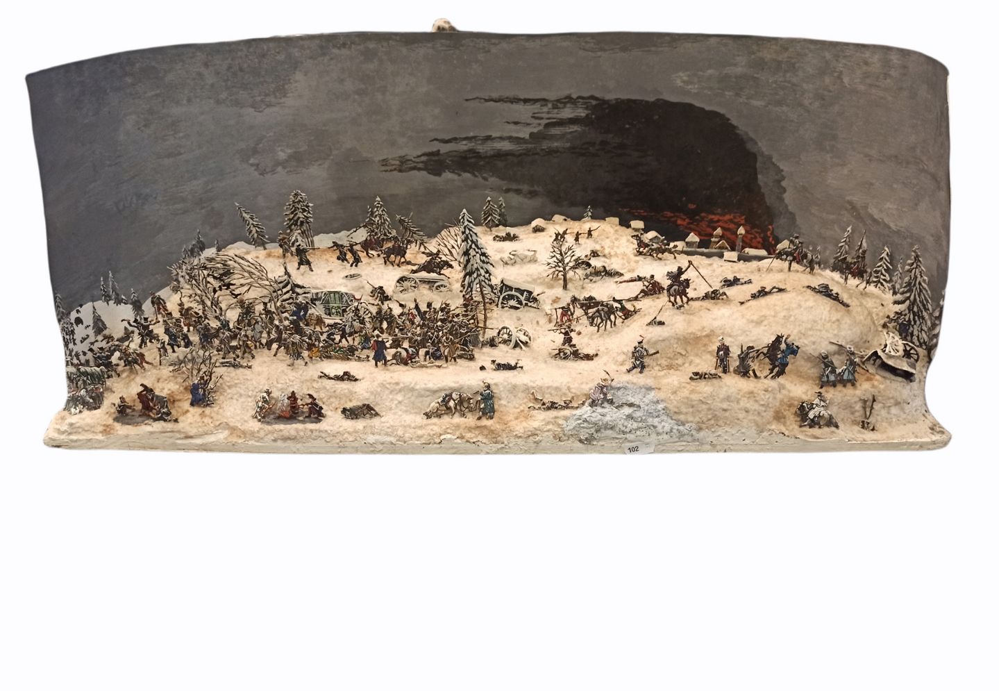 Null Diorama aus flachen Zinnfiguren, die den Russlandfeldzug darstellen.

77 x &hellip;