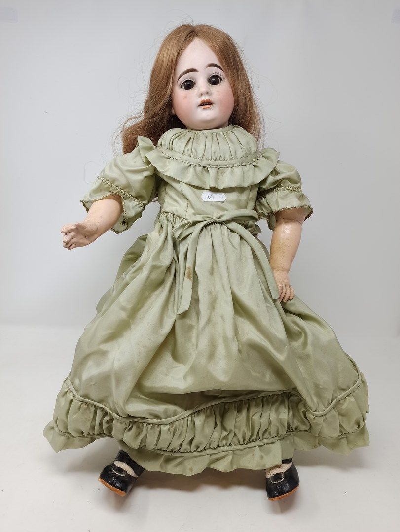 Null 德国娃娃，头部为仿制的，张着嘴，睡眼朦胧，标有 "M 6 DEP "的原始铰链式身体，风格的衣服，高=50厘米。
