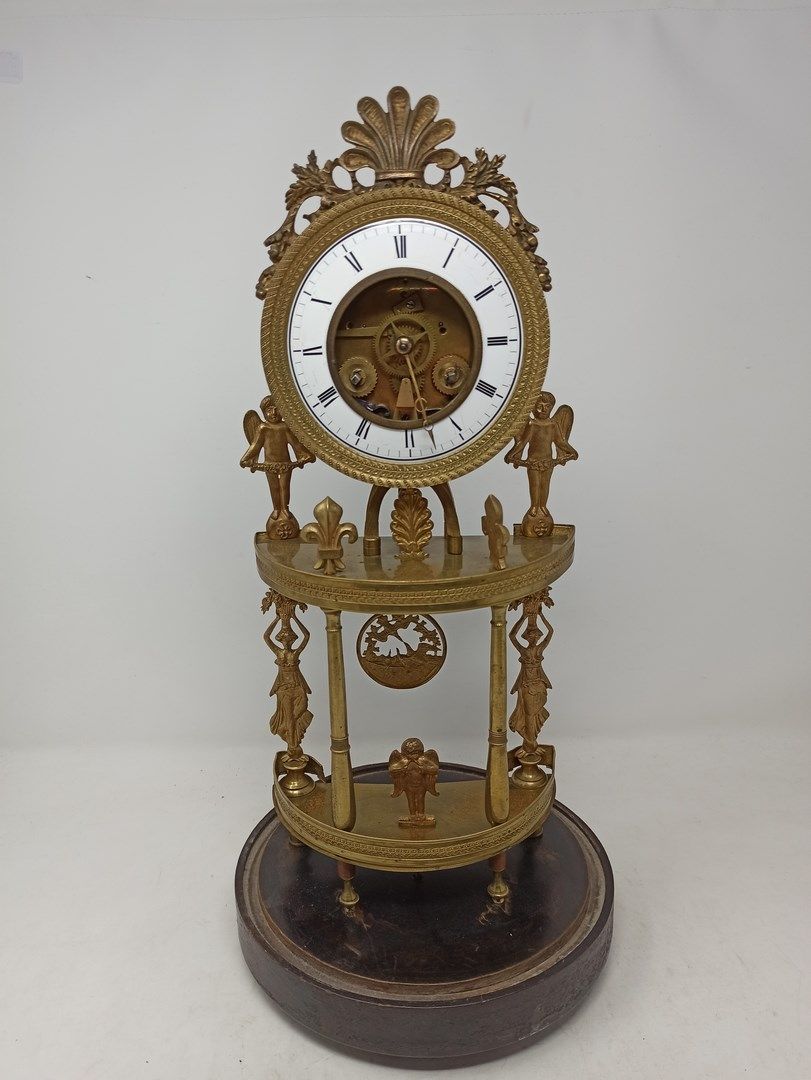 Null Eine Uhr aus Messing und vergoldeter Bronze mit zwei Galerien, die mit Kary&hellip;