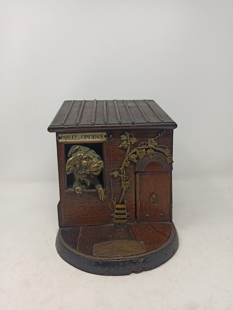 Null 罕见的自动雪茄盒，由木头和音乐制成。它的正面有一个幽默的青铜装饰，由一只狗代表，它上面有一块牌子，上面写着 "与门房交谈"，它右边的金属线触发了盖子的&hellip;