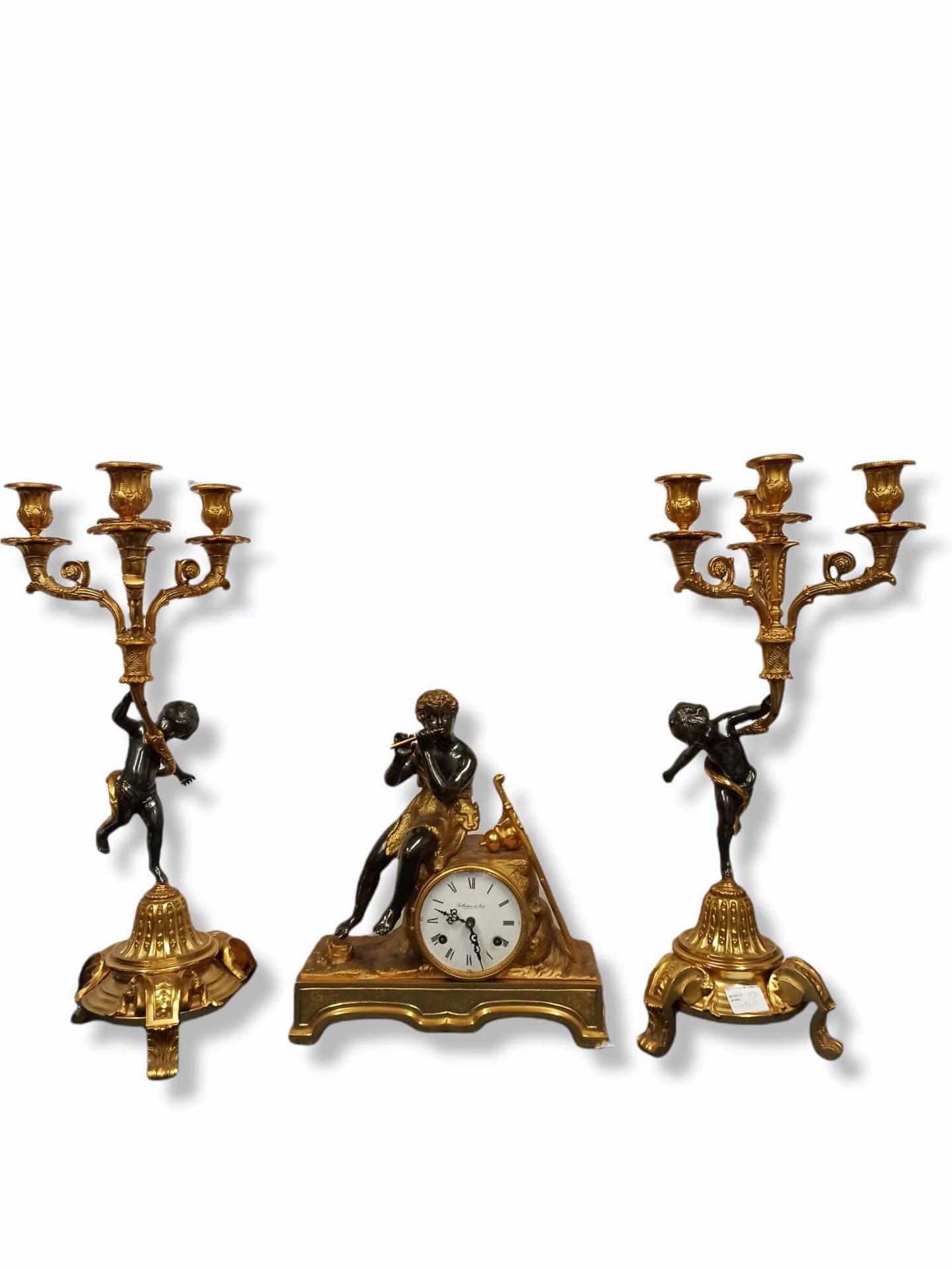 Null Kaminsims im Stil des XVIII. Jahrhunderts, bestehend aus einer Uhr mit eine&hellip;