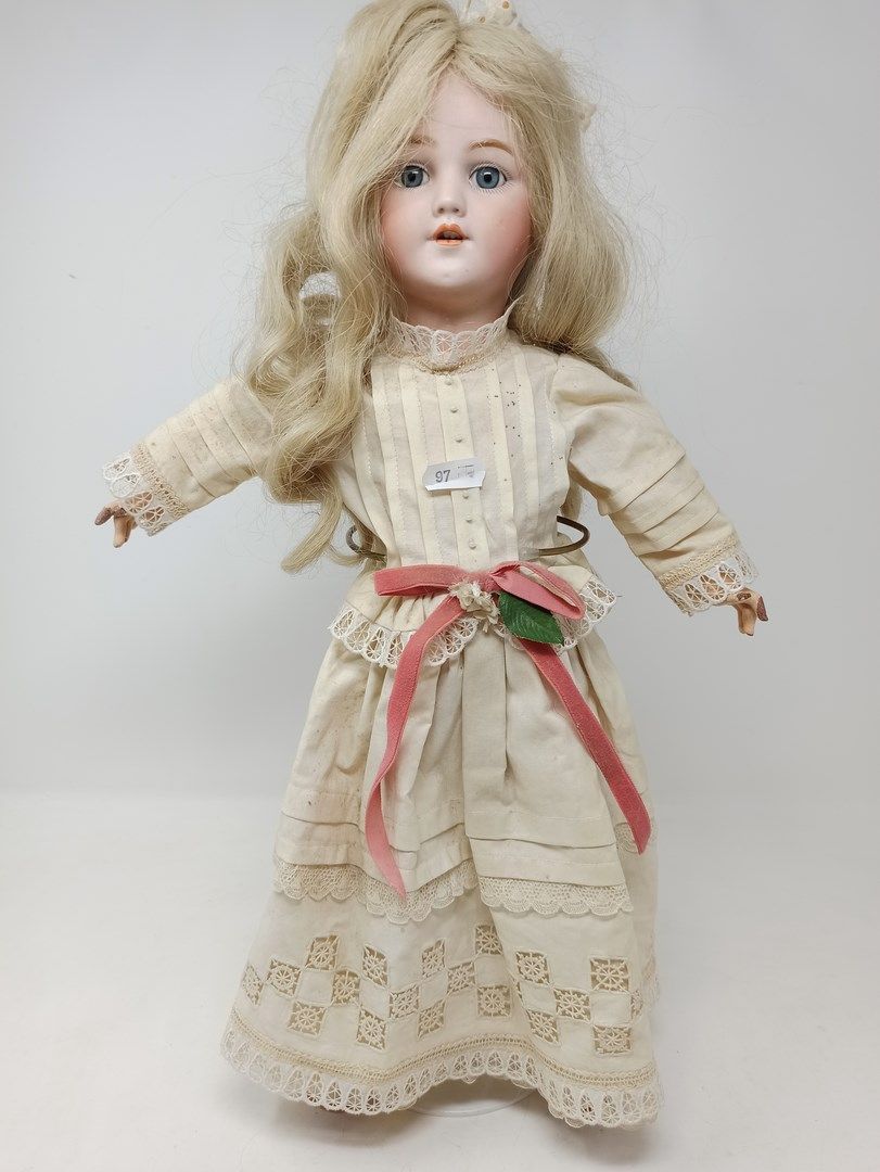 Null 德国娃娃，头部为平纹，张嘴，标有 "德国 "字样，尺寸为7号，蓝色固定眼睛（额头有裂纹），SFBJ型铰接式身体，高=43厘米。