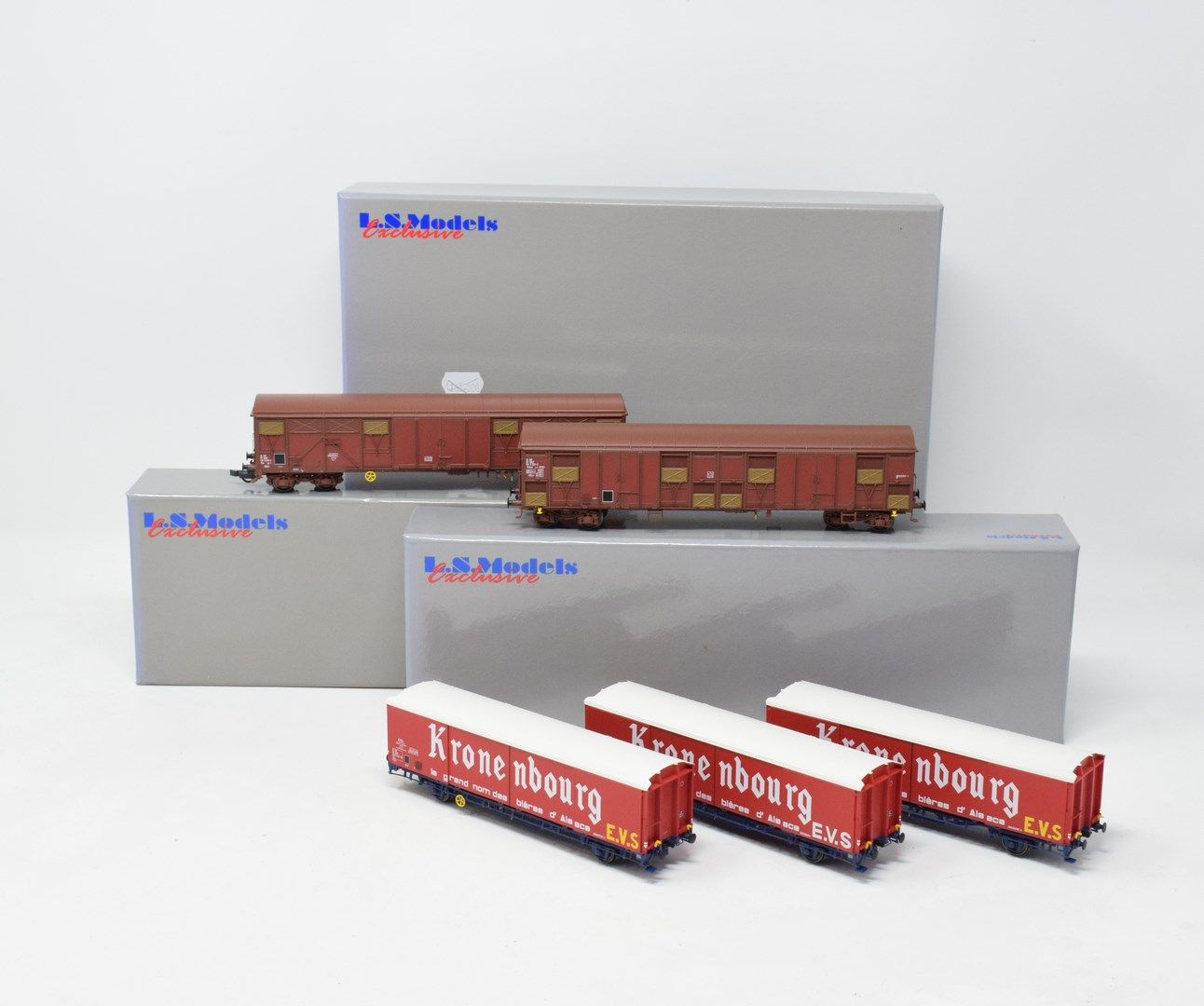 Null LS模型：EVS KRONENBOURG BRASSEUR车组，货号30666 - UIC箱型车，棕色和红色，货号30323 - 30322。