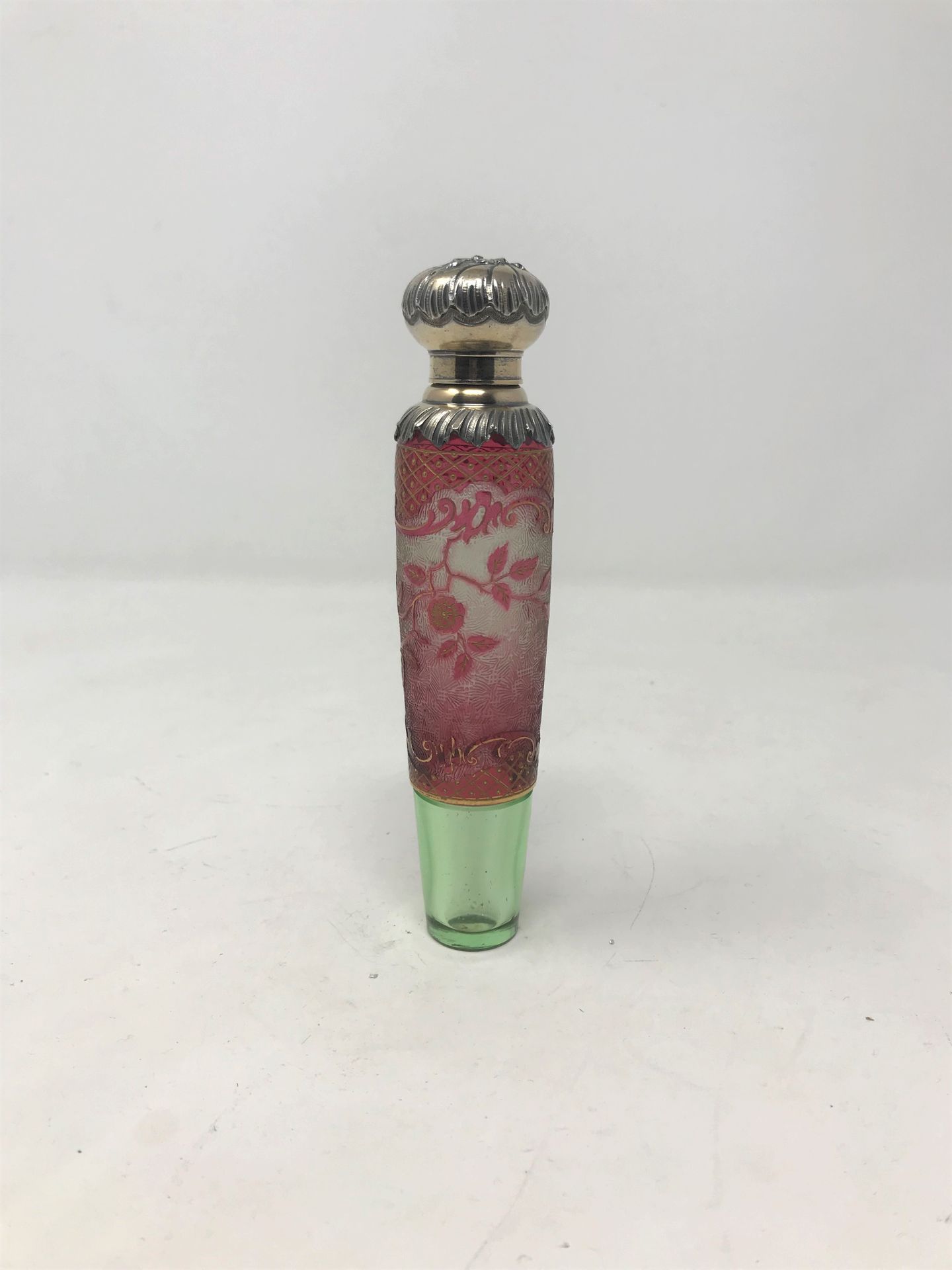 Null Salt bottle in red overlay glass with floral decoration, acid-etched and pa&hellip;