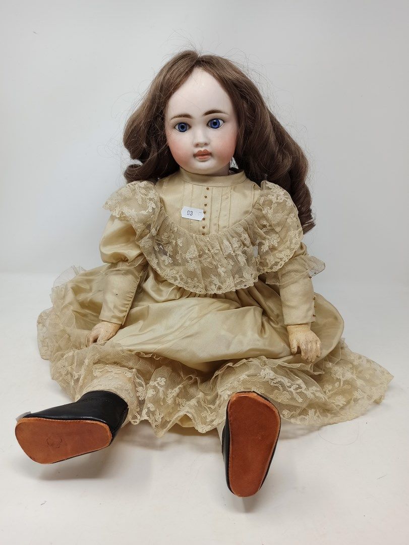 Null 德国娃娃，头部为仿制品，嘴巴紧闭，蓝色眼睛固定，标有 "BAHR & PROSCHILD "11号，幼儿型铰接式身体，时尚的衣服，高=53厘米。