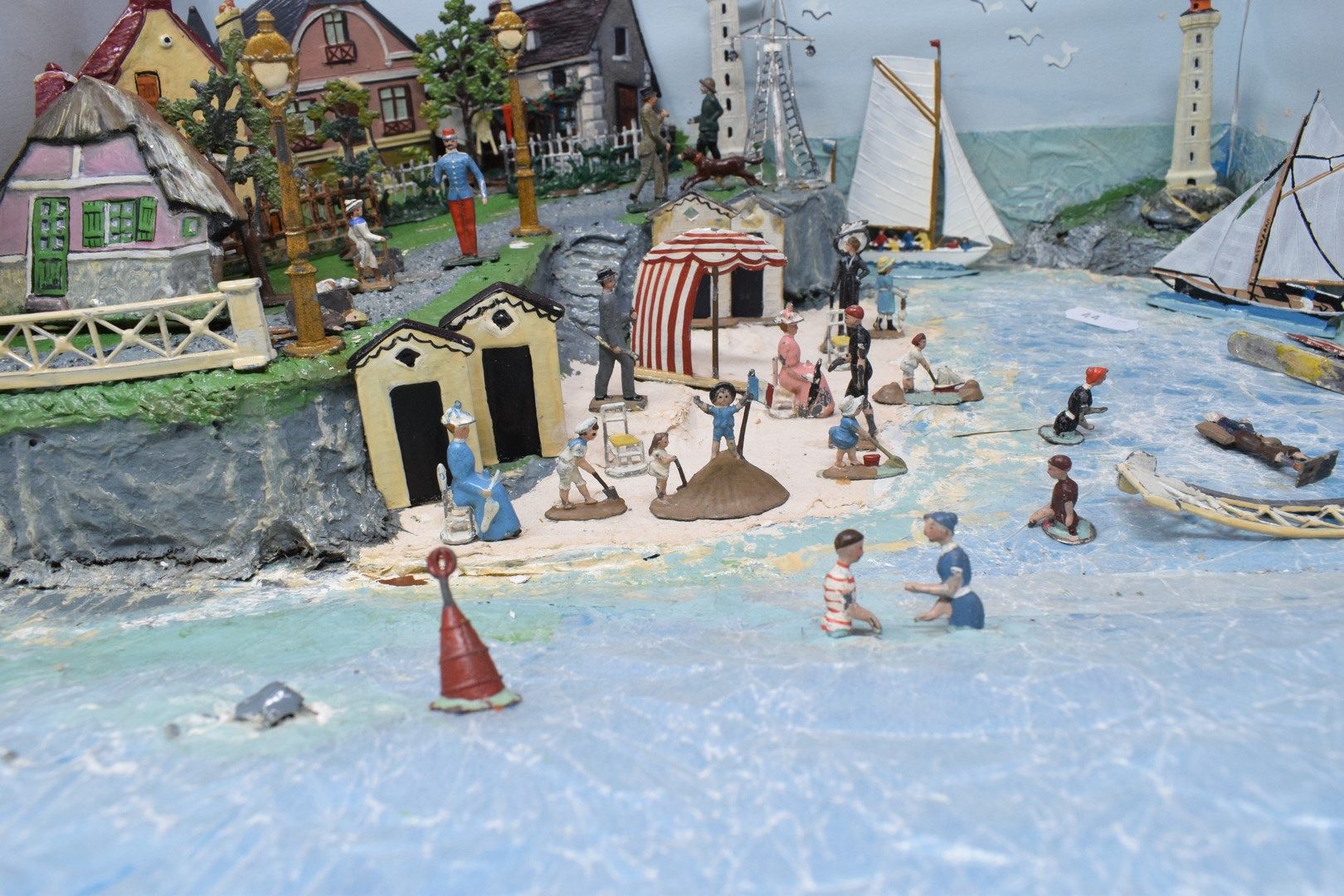 Null CBG ½ Ronde Bosse: 由特鲁维尔的海滩组成的场景。

古董元素呈现在一个非原装的盒子里。