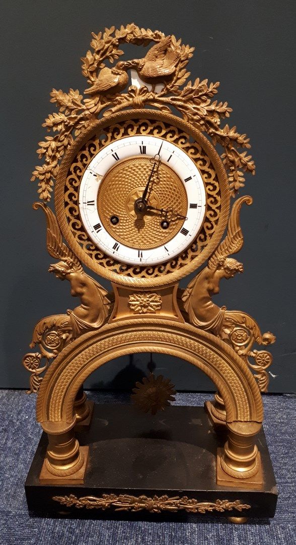 Null Reloj de pórtico de bronce dorado con base de mármol negro, la esfera esmal&hellip;