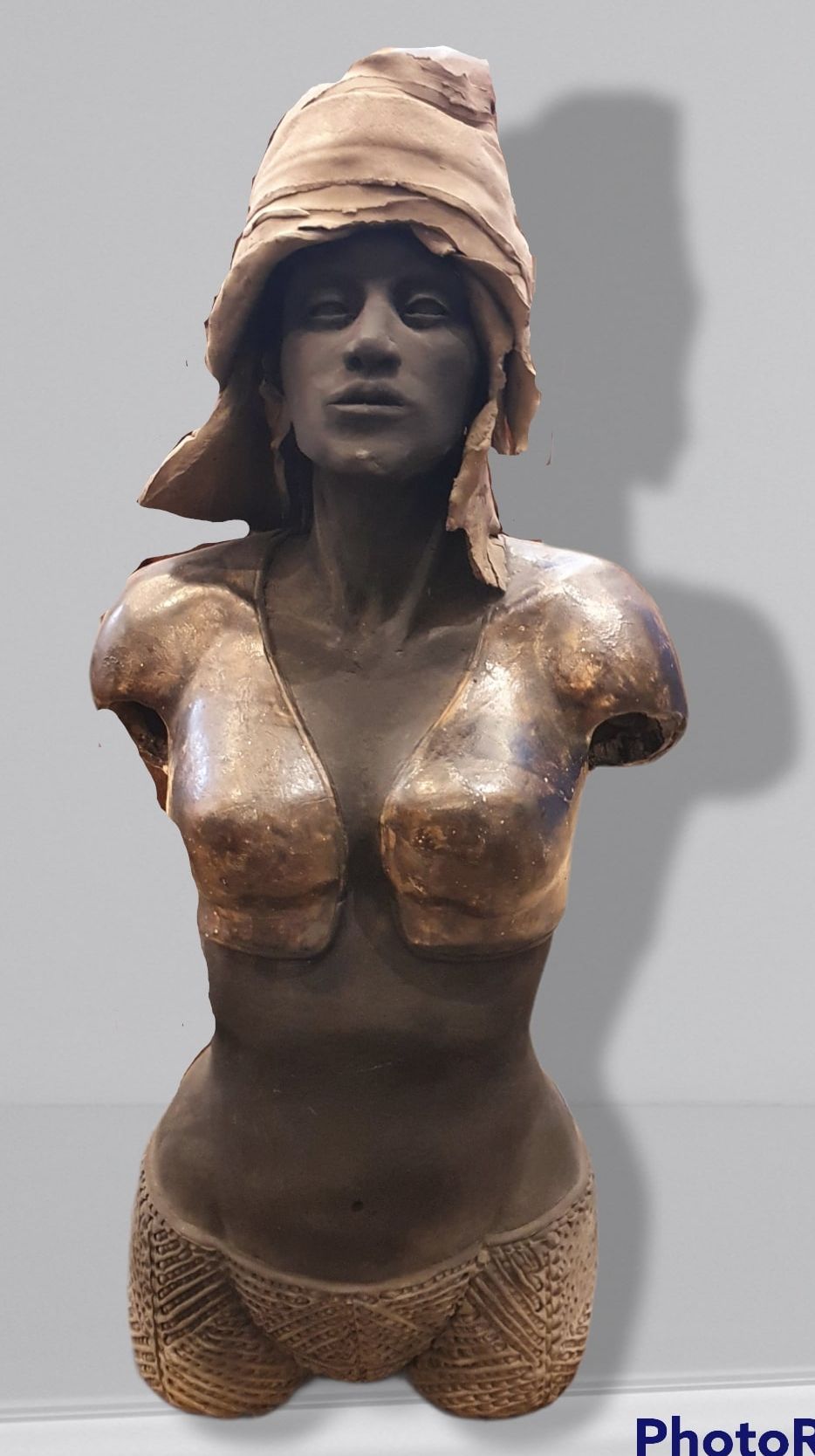 Null LOPEZ MERINO Patricia (生于1956年)，归属于

妇女半身像

带有多色铜锈的陶器，无签名

轻微碎片

高度：74.5厘米