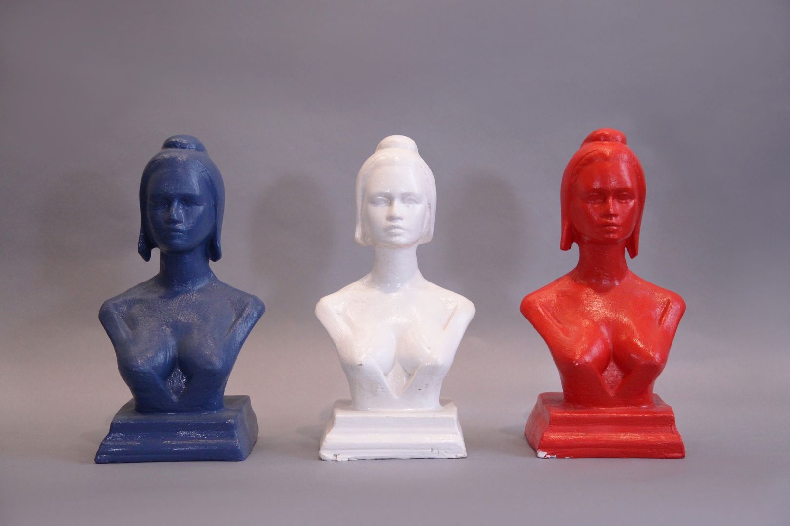 Null ECOLE MODERNE 

3 bustes de Brigitte Bardot en Marianne

3 plâtres peints e&hellip;