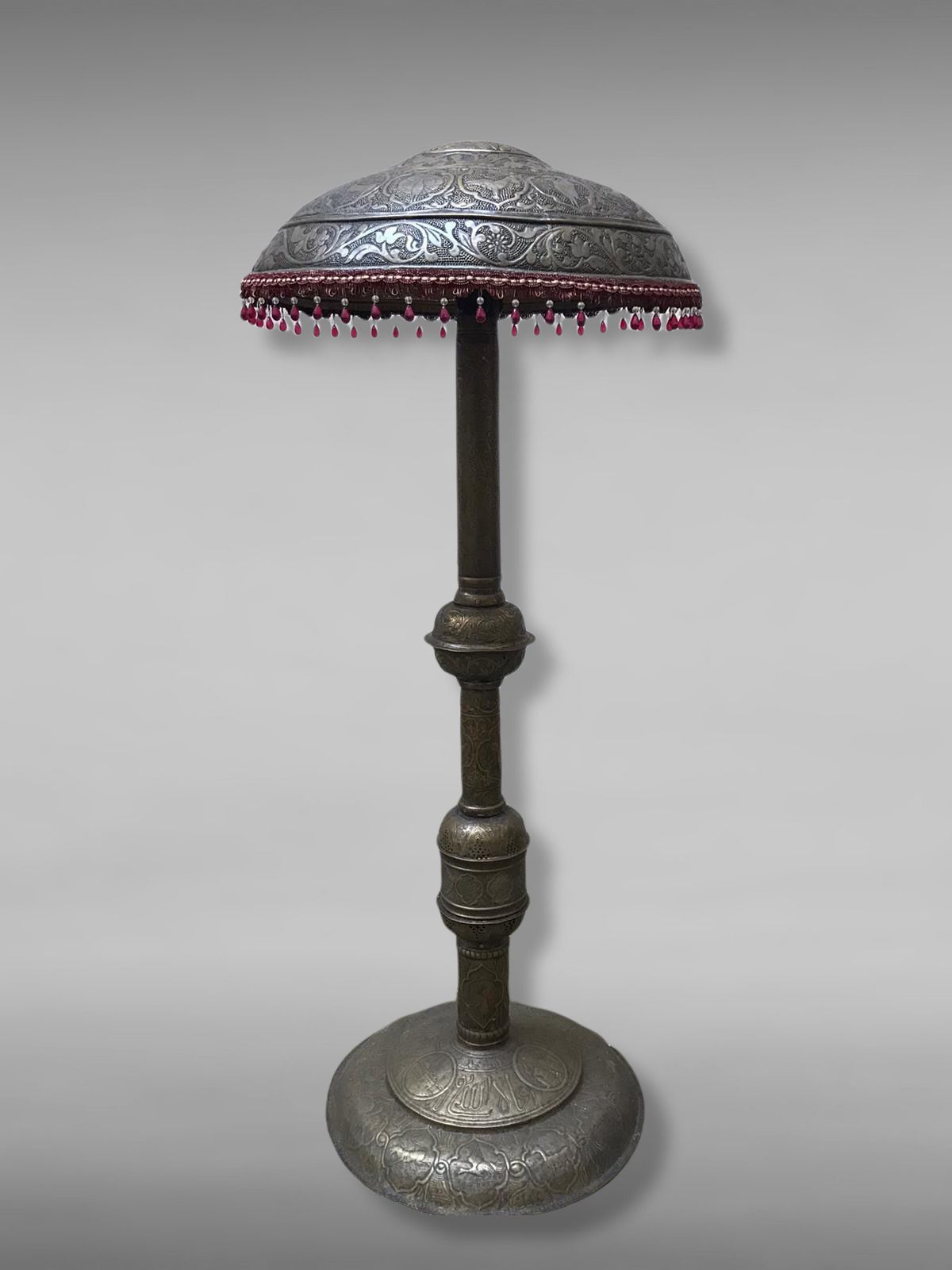 Null Orientalisch inspirierte Lampe

Metall mit getriebenem, durchbrochenem und &hellip;
