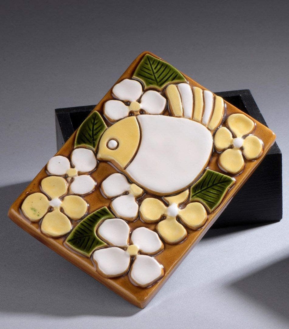 Null Mithé ESPELT (1923-2020年，归属)

"鸟"。瓷盒，四角形的盒体上有浅浮雕的珐琅。

H.6 cm - W. 15 cm - D&hellip;