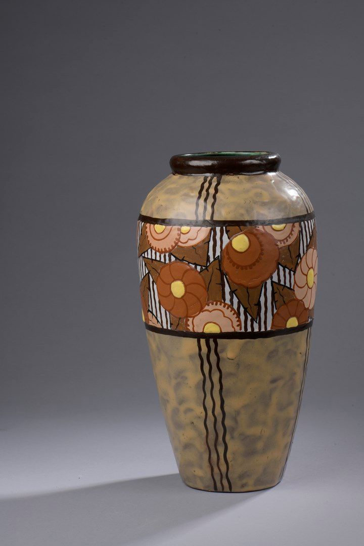 Null 路易-奥古斯特-达吉 (1885 - 1963)

陶瓷花瓶，瓶身为卵形，瓶颈为小环形。上部饰有花纹图案。多色珐琅彩。

签名。

H.35厘米
