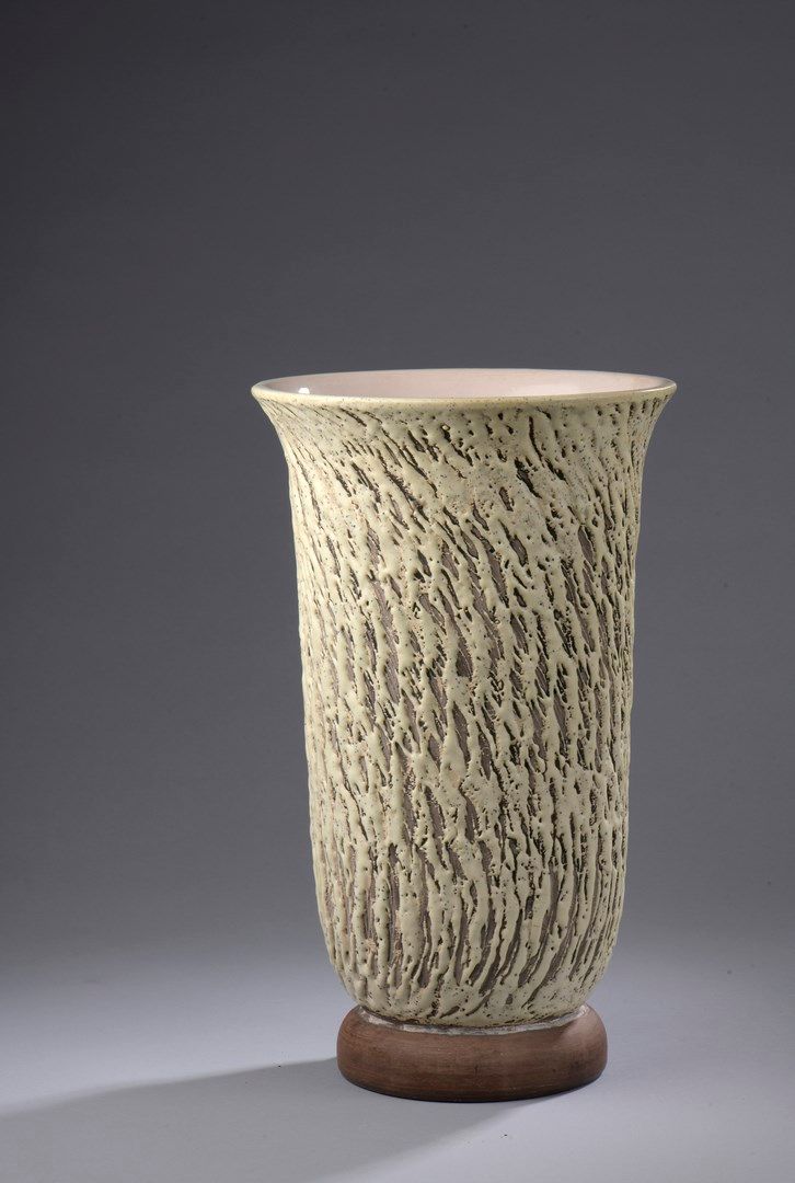 Null PRIMAVERA

Important conical ceramic vase on a doucine heel. External ename&hellip;