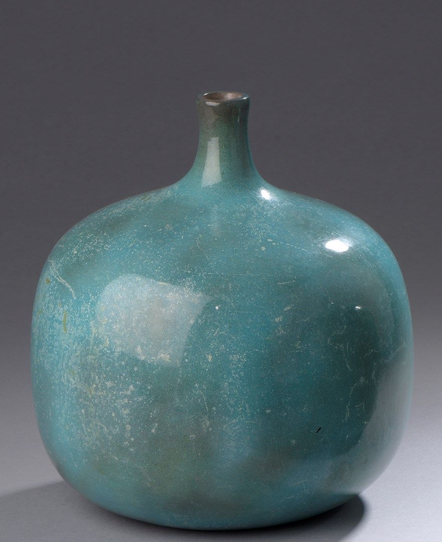 Null 雅克和达尼-鲁埃兰 (1926-2008 / 1933-2010)

陶瓷溶胶，球状体，小弧形管状颈。蓝色和绿色的珐琅（外壳上有微小的缺口，少量缺料）&hellip;