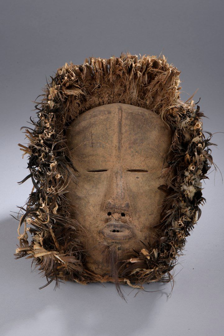 Null 象牙海岸

丹-面具

雕刻的木头有棕色和红色的铜锈，羽毛装饰和原始头饰。

H.30厘米