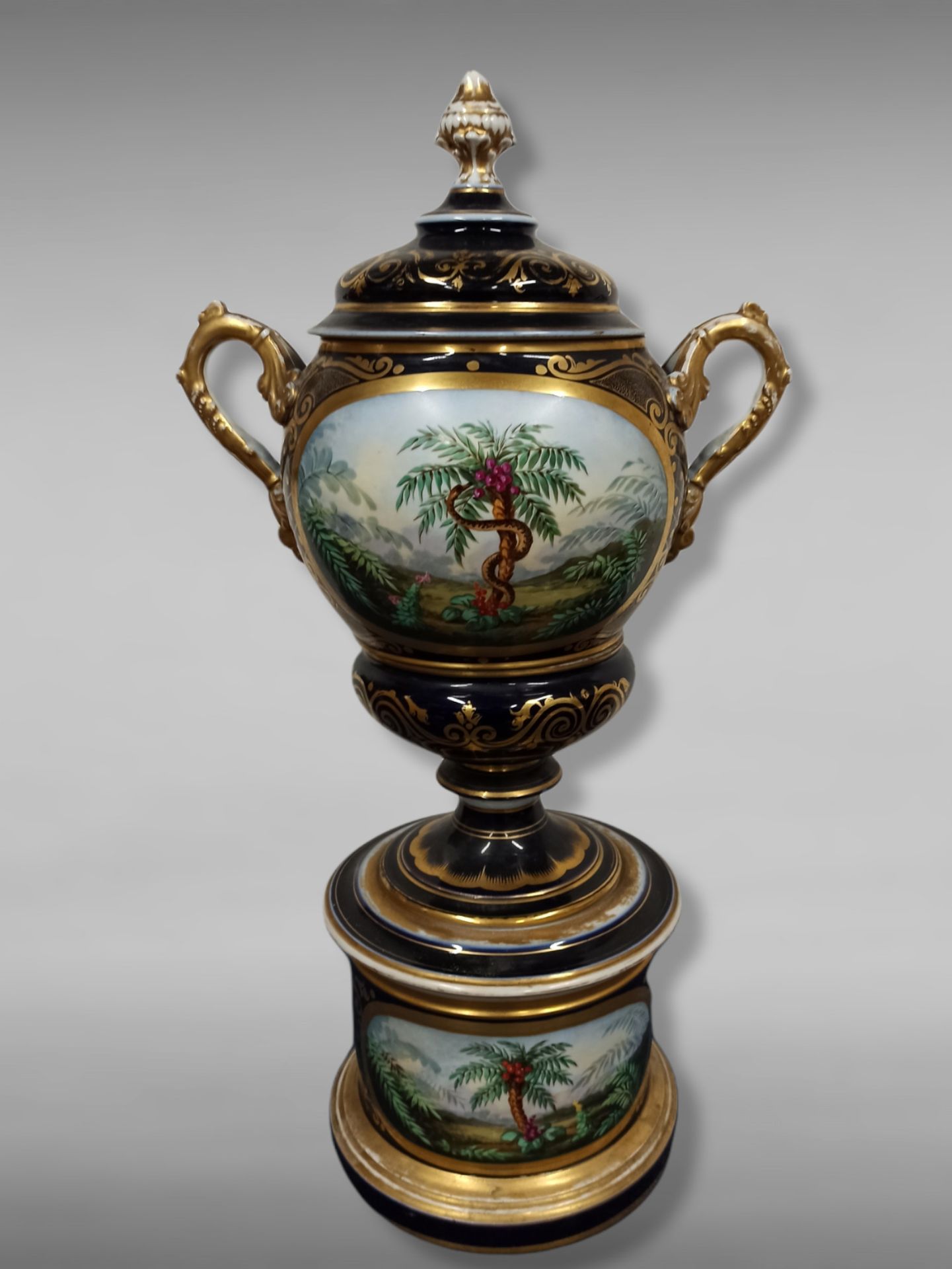 Null Grand vase couvert en porcelaine de Paris à fond bleu nuit et rehauts d'or &hellip;