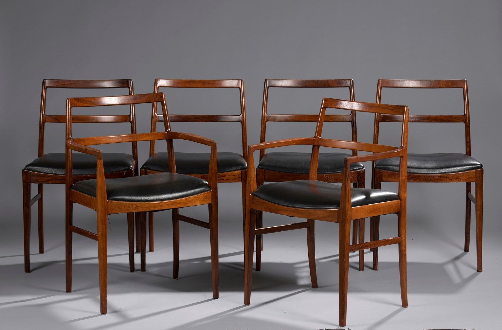 Null 斯堪的纳维亚作品

由四把椅子和两把扶手椅组成的套房，采用涂过清漆的柚木，有圆形靠背，座椅为黑色SKAI。角部的腿有锥形的盖子。

扶手椅：高80厘米&hellip;