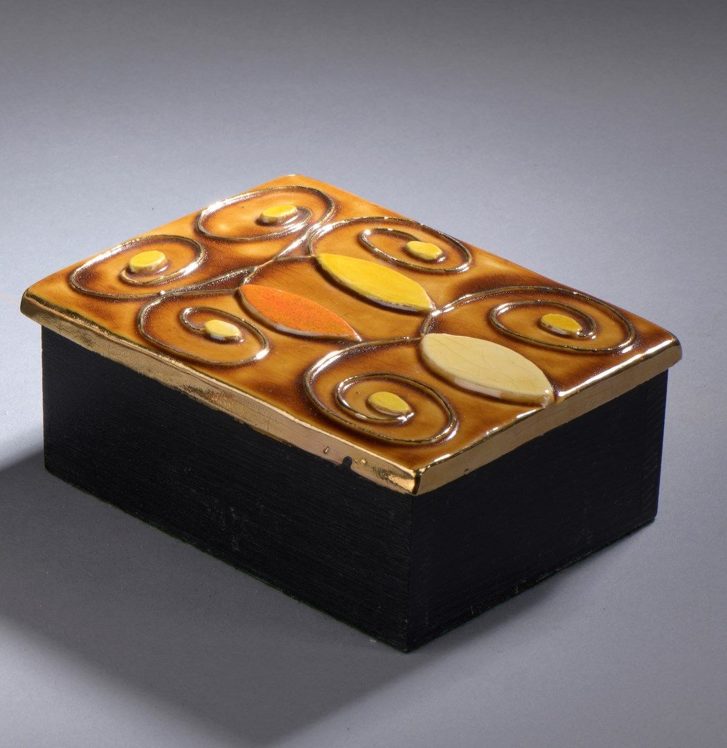 Null Mithé ESPELT (1923-2020年，归属)

"Arabesque"。瓷盒，四角形的盒身微微浮雕的多色珐琅。

H.5.6 cm - W&hellip;