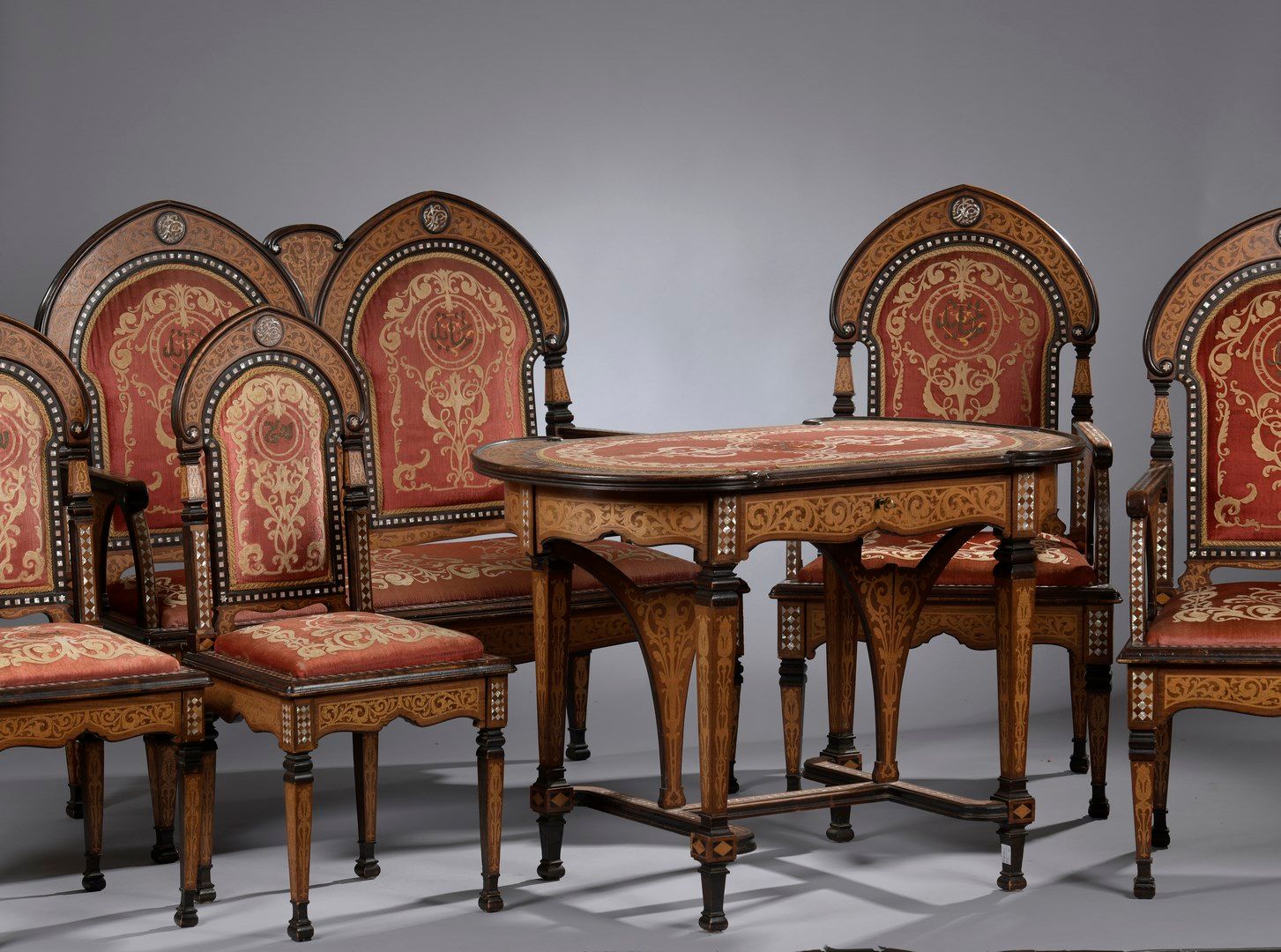 Null 阿尔及利亚客厅由一张游戏桌、2把椅子、2把扶手椅和一条长凳组成。

木头，镶嵌浅色木头、黑色木头和珍珠母的木头，用多色和金属线刺绣的纺织品

阿尔及利&hellip;
