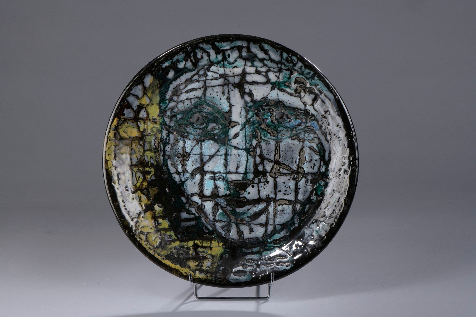 Null 曼弗雷多-博尔西（1900-1967）--圣保罗-德旺斯

重要的陶瓷盘，盘身为圆形，边缘略微凸起，涂有绿色、白色、黄色、蓝色和黑色的珐琅。

背面有&hellip;