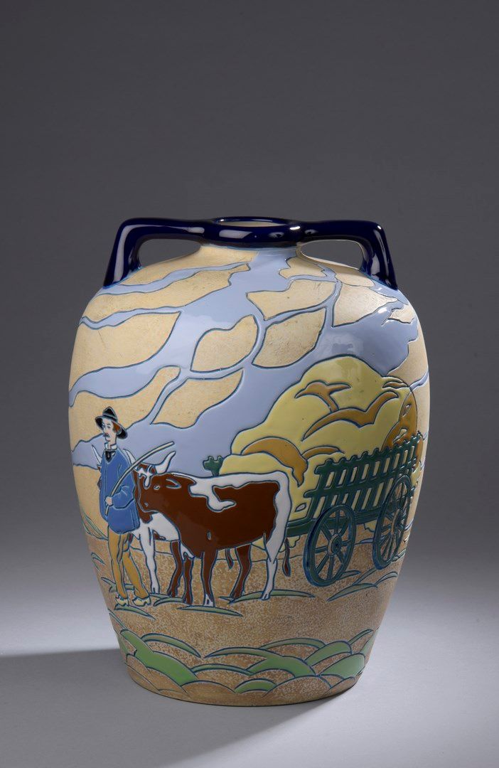 Null 阿福拉--波希米亚

大型陶瓷花瓶，瓶身为卵圆形，顶部有两个分离的把手。装饰着一个农民和他的牛及稻草的天然多色珐琅。

底座下有签名的印章。

H.3&hellip;