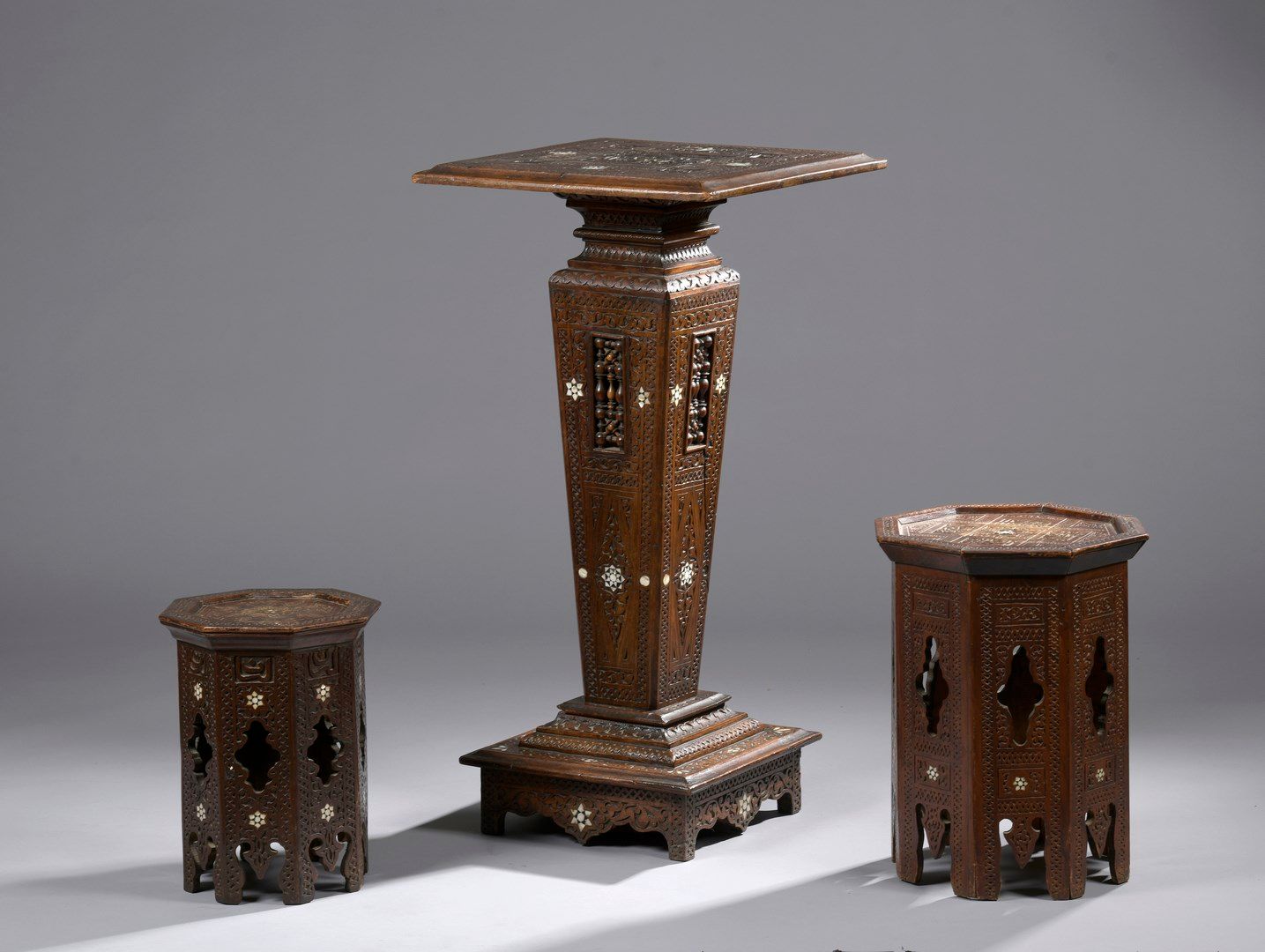 Null 阆中基座桌和基座桌

镶嵌有珍珠母的木材

阆中，19世纪

尺寸。

H.94.5 - 托盘尺寸：47.5 x 48.5 cm

H.47,5 - &hellip;