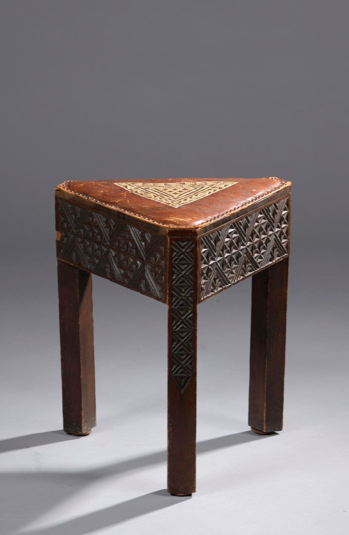 Null Tripod stool

Tripod wooden base carved with geometric motifs, leather seat&hellip;