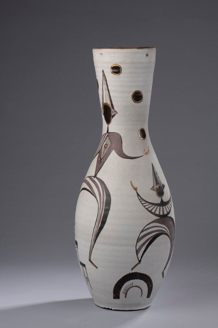 Null ǞǞǞ

大型陶瓷花瓶，瓶身为卵圆形，瓶颈为锥形。饰有马戏团人物和杂耍者的多色珐琅彩，并以黄金装饰。

签名。

H.52厘米