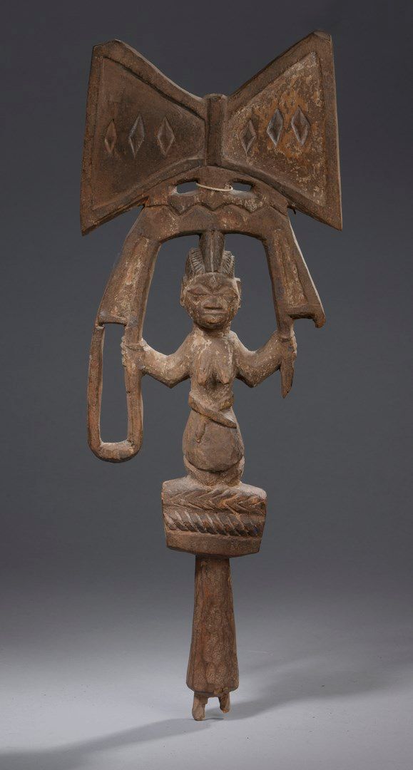 Null NIGERIA

Oshe Shango, Yoruba, Patina aus Kaolin und Laugenblau.

H. 48 cm

&hellip;