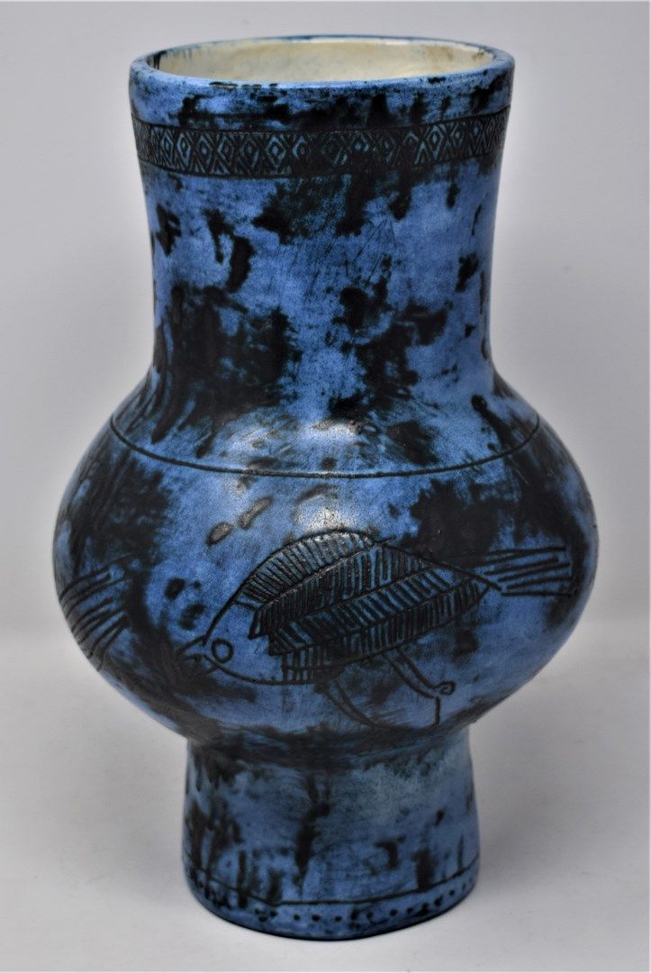 Null 
BLIN Jacques (1920-1995)

Pichet en céramique émaillée bleue essuyée à pat&hellip;