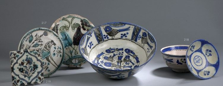 Null 一套3个Qadjar盘子

透明无色釉下的白蓝和多色装饰陶瓷

伊朗，19世纪，卡扎尔时期

尺寸。

H.4.5 - 直径16.7厘米；H. 9 -&hellip;