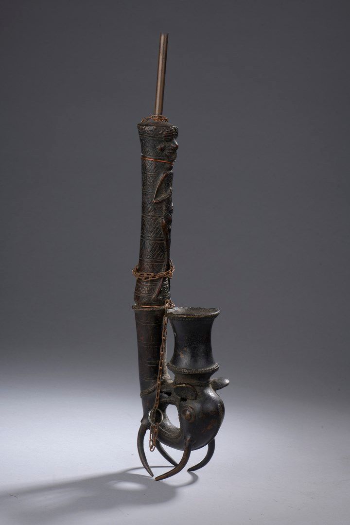 Null CAMEROUN

Pipe en bronze de style Tykar, représentation d'éléphant

H. 44,5&hellip;