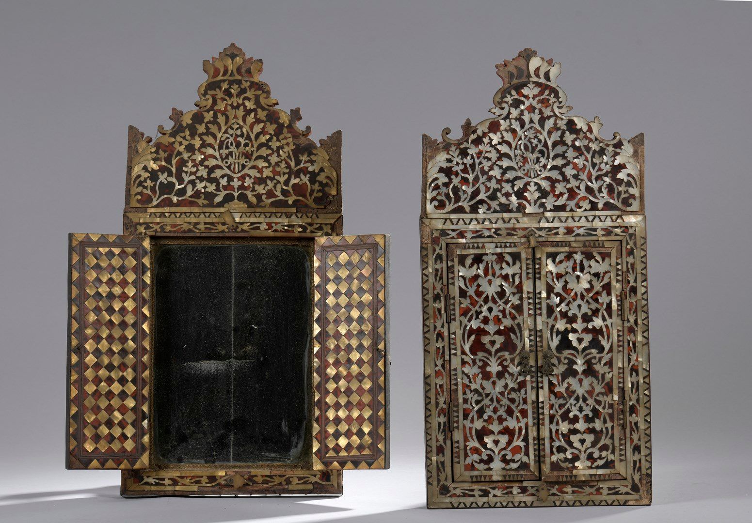 Null 一对奥特曼镜子

木头，珍珠母和玳瑁的镶嵌物

土耳其，17-18世纪，奥斯曼帝国

H.63,5 - L. 30,5 cm





这些镜子是17&hellip;