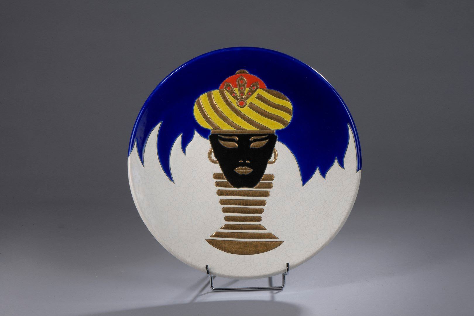 Null 达尼洛-库雷蒂(1953-1993)和费恩塞里-德-隆维为内格拉斯科酒店创作的作品

完全覆盖着珐琅彩的大型圆形陶瓷盘。在蓝白相间的裂纹背景上装饰着一&hellip;