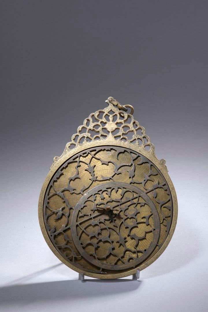 Null 
拉合尔的Ḍiyā'al-DīnMuḥammad风格的印度-波斯星盘，可能是由他的一个工作室助手完成的 伊斯兰教历11世纪中叶（公元17世纪）。黄铜，&hellip;