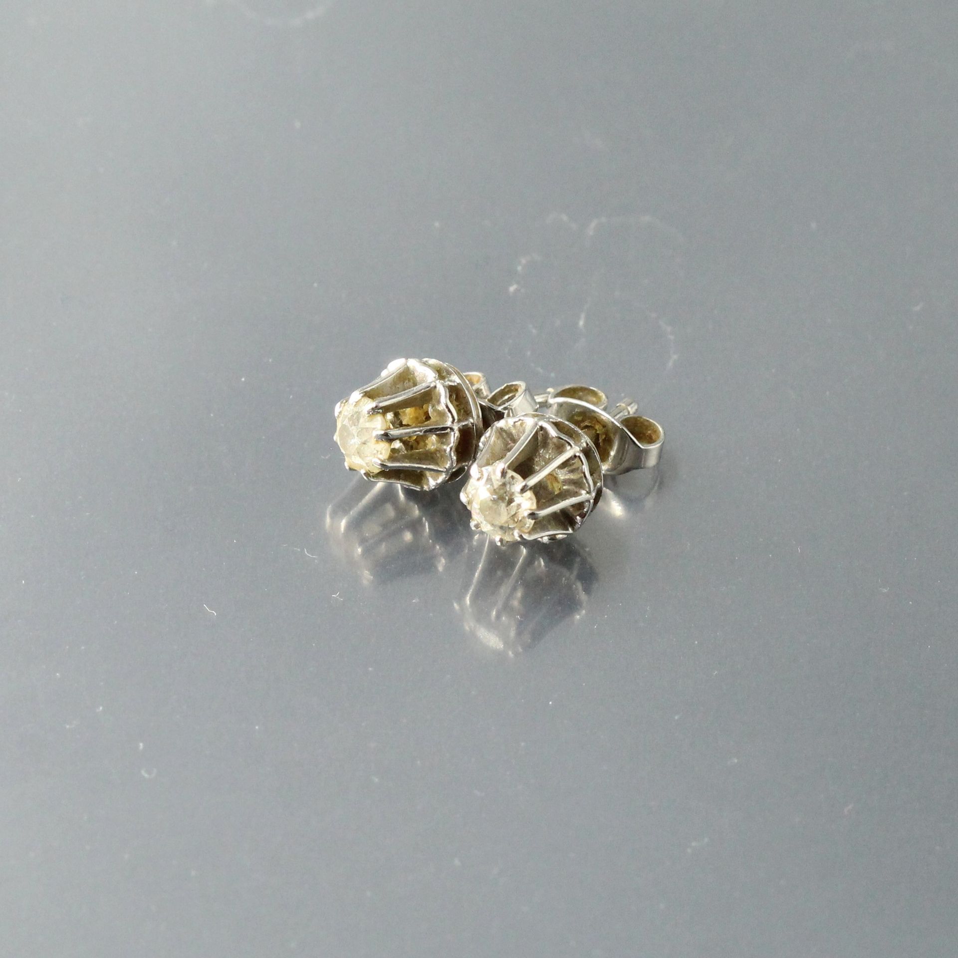 Null Paire de clous d'oreille en or gris 18k (750) ornés chacun d'un diamant d'e&hellip;