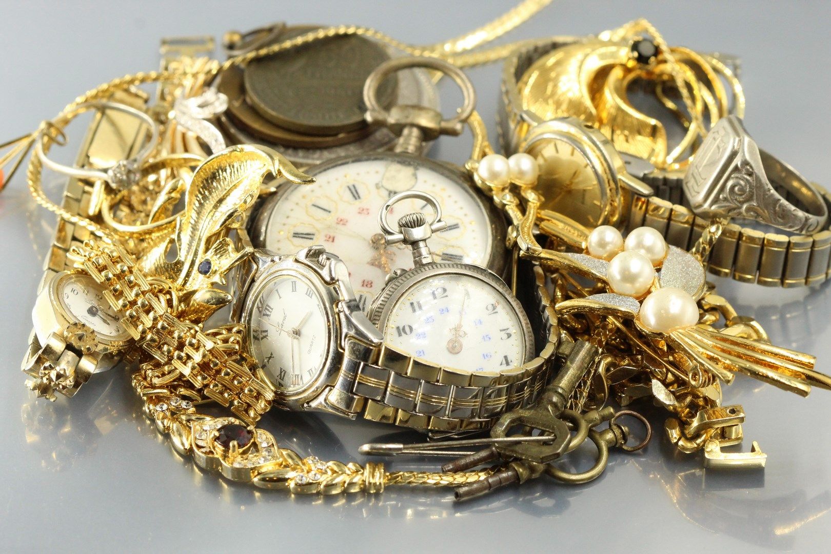 Null 一批服装珠宝，包括三只银色和鎏金金属的女式腕表，带有圆形表盘和金属手镯及石英装置，一只银色金属怀表和一只领表，两只鎏金金属手镯，一条鎏金金属项链和吊坠&hellip;