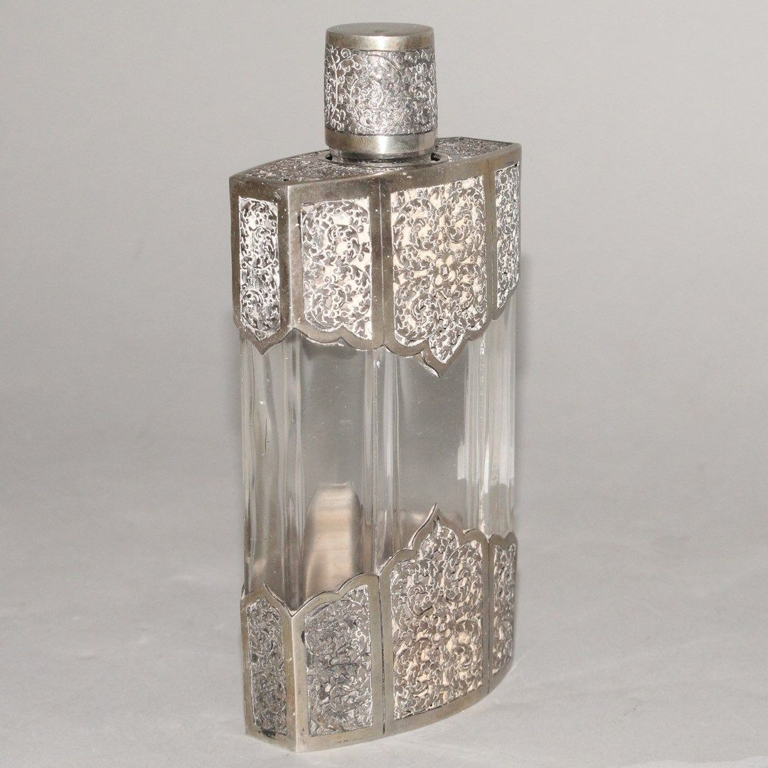 Null Bottiglia in argento e vetro con decorazione cesellata. 

Altezza: 16,3 cm.&hellip;