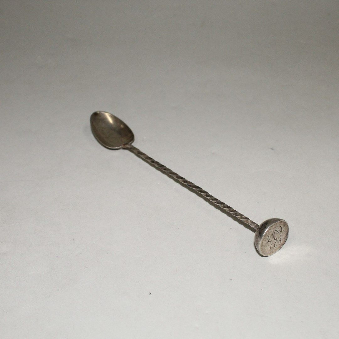 Null 银质病匙（Viellard部门，950/000），扭曲的茎，压扁处印有BL。

重量：19克。