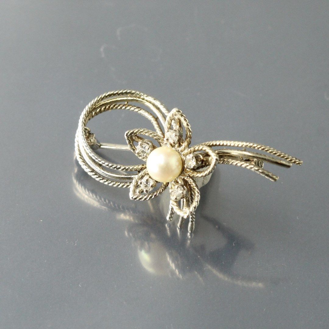 Null 
18k (750) white gold flower brooch with a central pearl and 5 diamonds on &hellip;