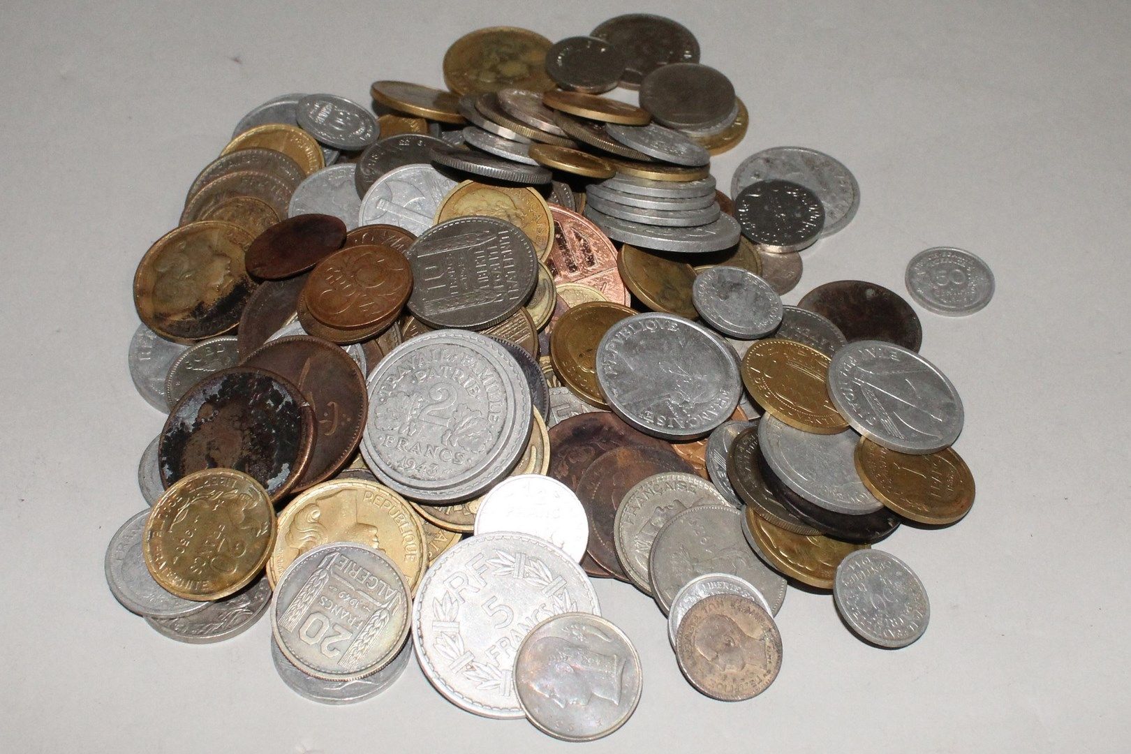 Null 
Importante lotto di varie monete francesi e straniere




XIX e XX secolo.